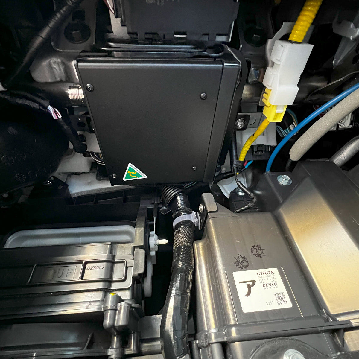 UHF Bracket – Toyota Landcruiser 70 Series Range 2021/on – Passenger side Glove Box